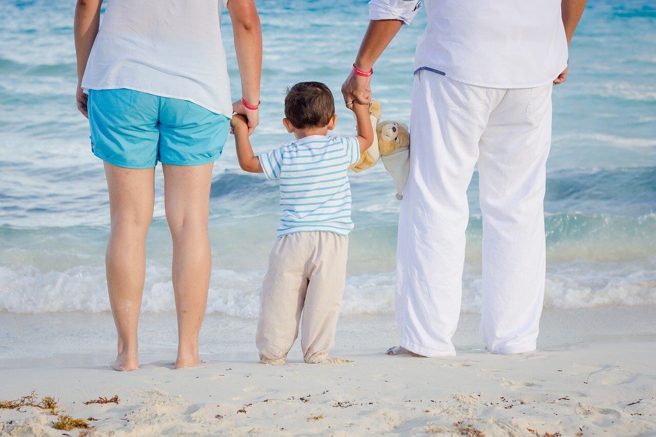 contato-grupo-vivência-interenação-e-remoção-de-dependentes-químicos-alcoólatras-drogados-clínicas-de-recuperação-família-com-bebe-na-praia